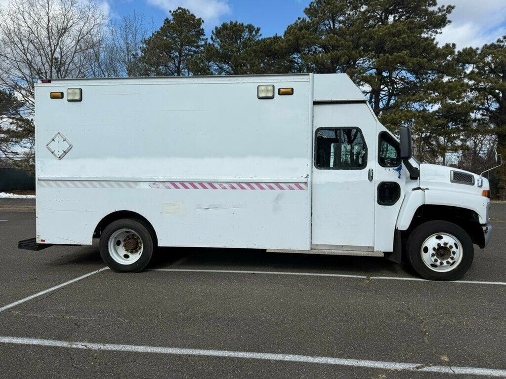 2005 GMC C6500 CREW CAB SERVICE UTILITY BOX WITH GENERATOR LOW MILEAGE OTHERS IN STOCK - 22776393 - 3