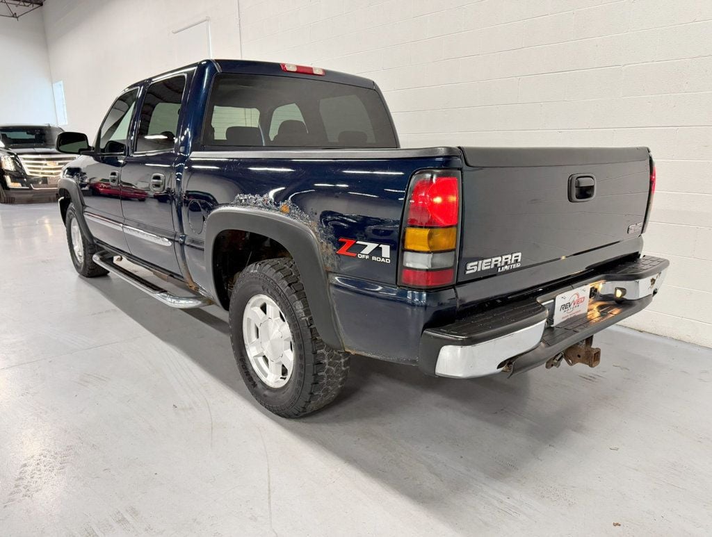 2005 GMC Sierra 1500 Crew Cab 143.5" WB 4WD SLE - 22721875 - 3