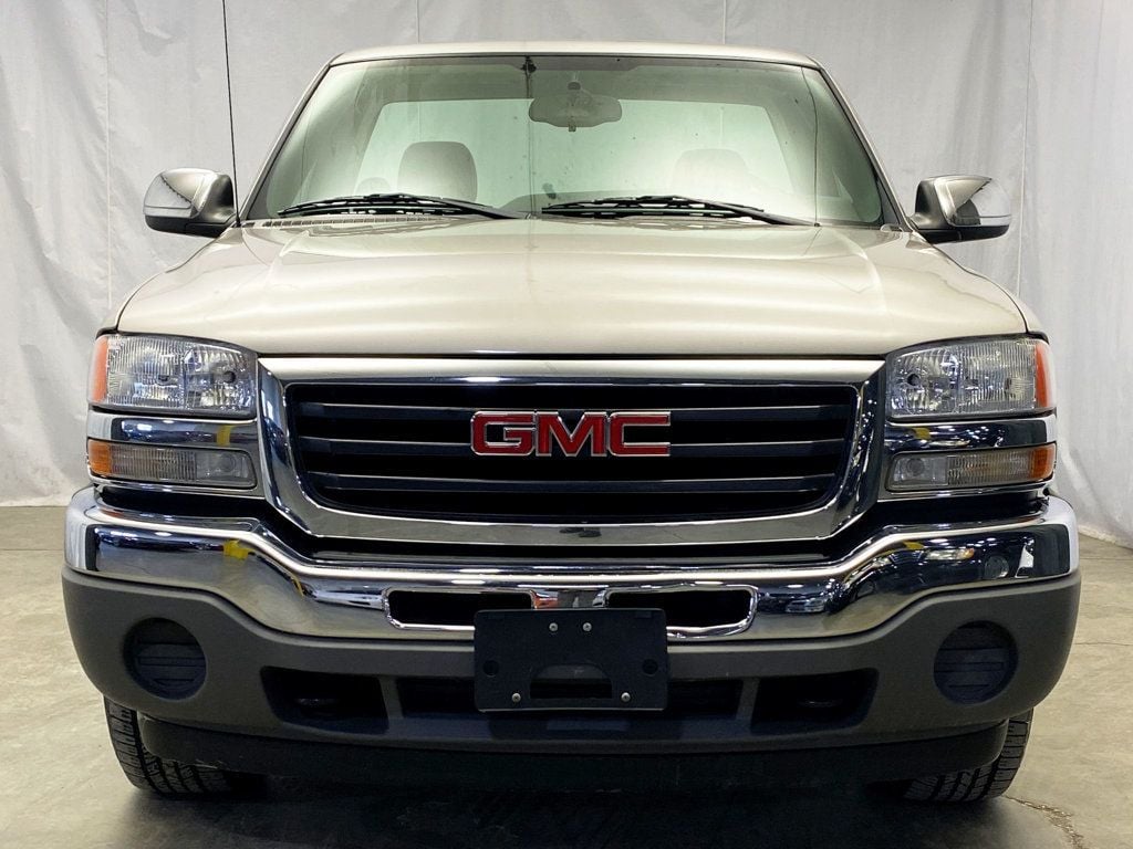 2005 GMC Sierra 1500 Reg Cab 119.0" WB 4WD - 22974392 - 11