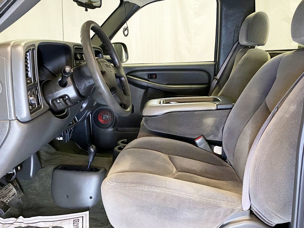 2005 GMC Sierra 1500 Reg Cab 119.0" WB 4WD - 22974392 - 16