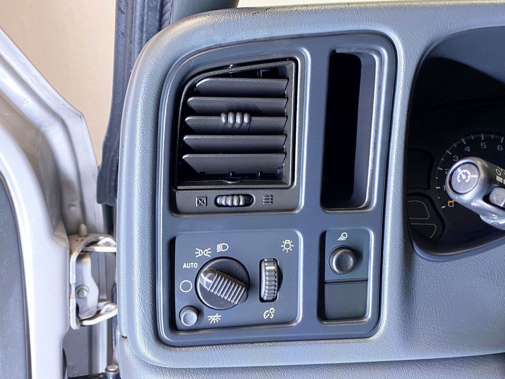 2005 GMC Sierra 1500 Reg Cab 119.0" WB 4WD - 22974392 - 19