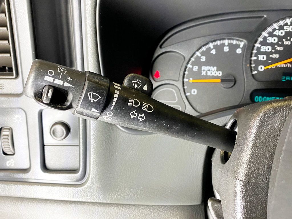 2005 GMC Sierra 1500 Reg Cab 119.0" WB 4WD - 22974392 - 21