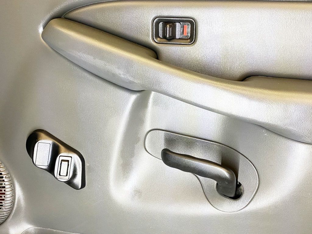 2005 GMC Sierra 1500 Reg Cab 119.0" WB 4WD - 22974392 - 31