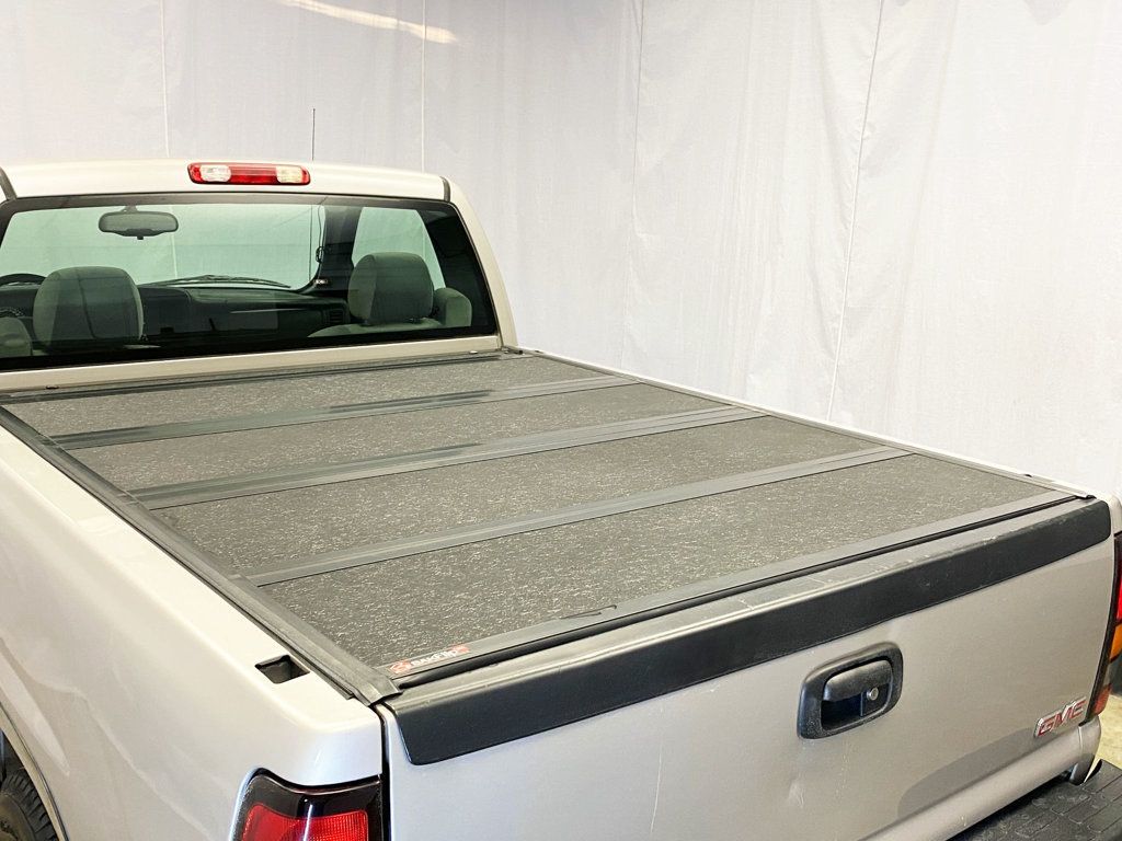 2005 GMC Sierra 1500 Reg Cab 119.0" WB 4WD - 22974392 - 35