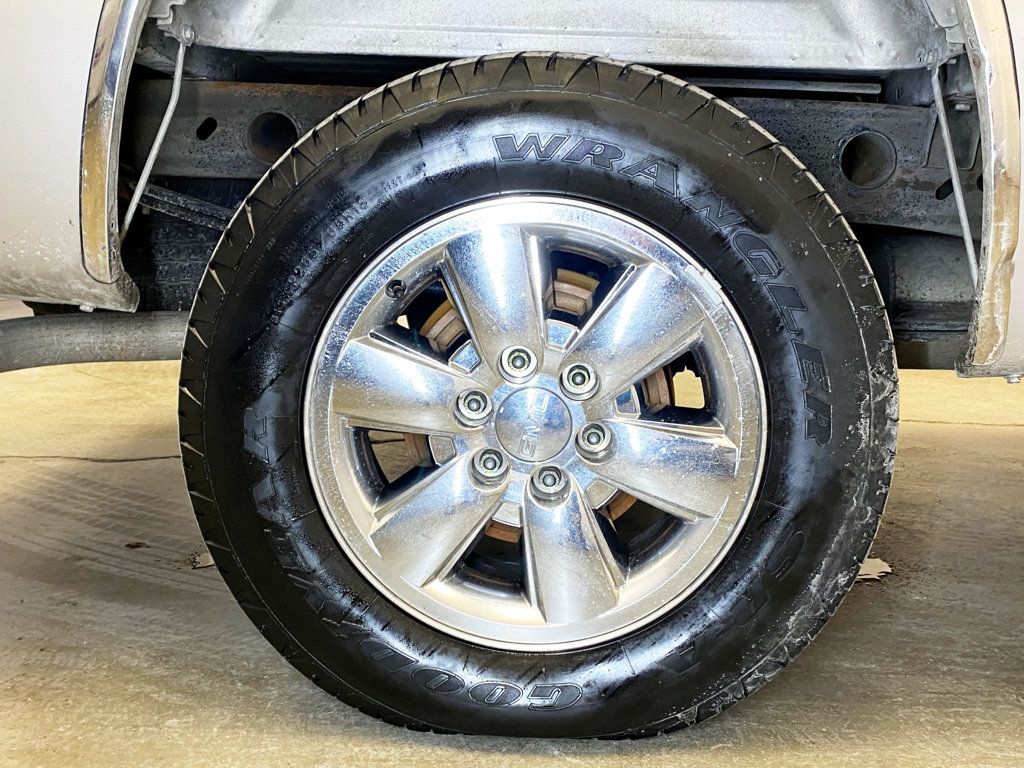 2005 GMC Sierra 1500 Reg Cab 119.0" WB 4WD - 22974392 - 40