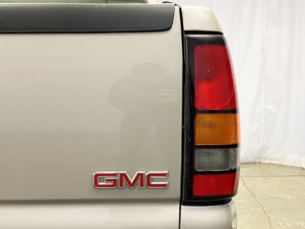 2005 GMC Sierra 1500 Reg Cab 119.0" WB 4WD - 22974392 - 7