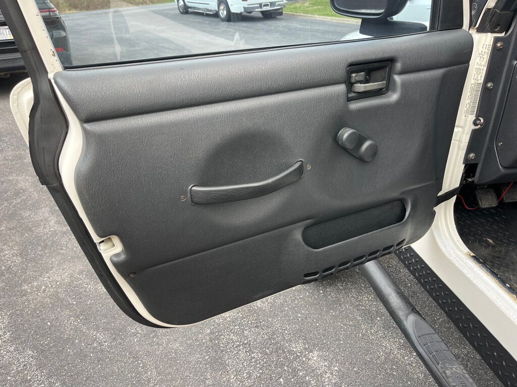 2005 Jeep Wrangler Lifted 2-Door 4x4 Convertible 6-Speed Off-Road Ready - 22994307 - 32