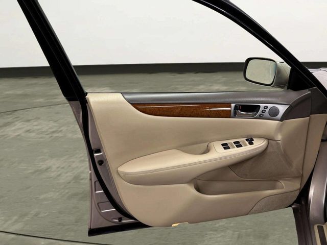 2005 Lexus ES 330 4dr Sedan - 23018675 - 11