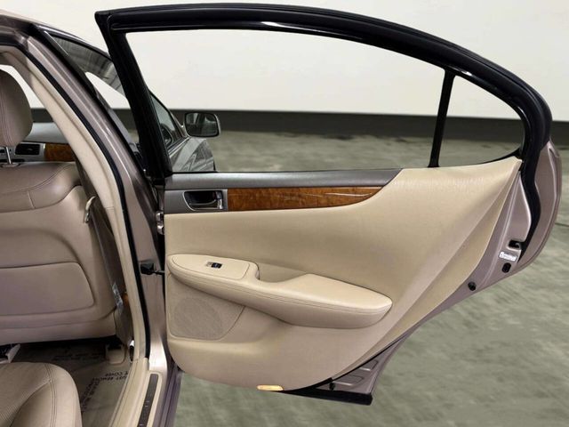 2005 Lexus ES 330 4dr Sedan - 23018675 - 17