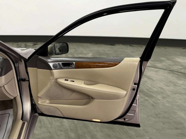 2005 Lexus ES 330 4dr Sedan - 23018675 - 19