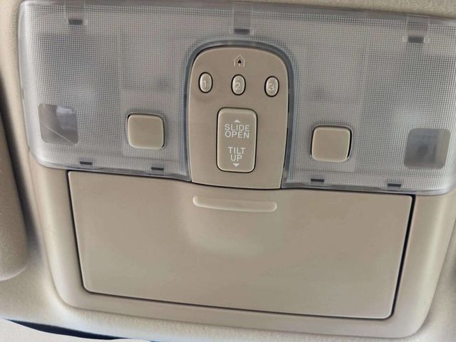 2005 Lexus ES 330 4dr Sedan - 23018675 - 32