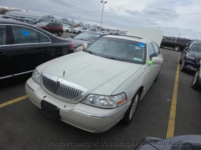 2005 Lincoln Town Car 4dr Sedan Signature Limited - 23008713 - 0
