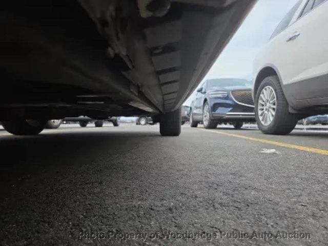 2005 Lincoln Town Car 4dr Sedan Signature Limited - 23008713 - 11