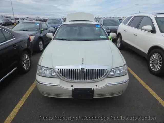 2005 Lincoln Town Car 4dr Sedan Signature Limited - 23008713 - 1