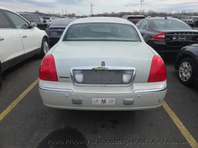 2005 Lincoln Town Car 4dr Sedan Signature Limited - 23008713 - 4