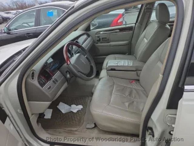 2005 Lincoln Town Car 4dr Sedan Signature Limited - 23008713 - 7