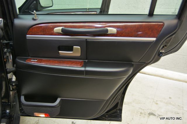 2005 Lincoln Town Car 4dr Sedan Signature Limited - 22954480 - 9