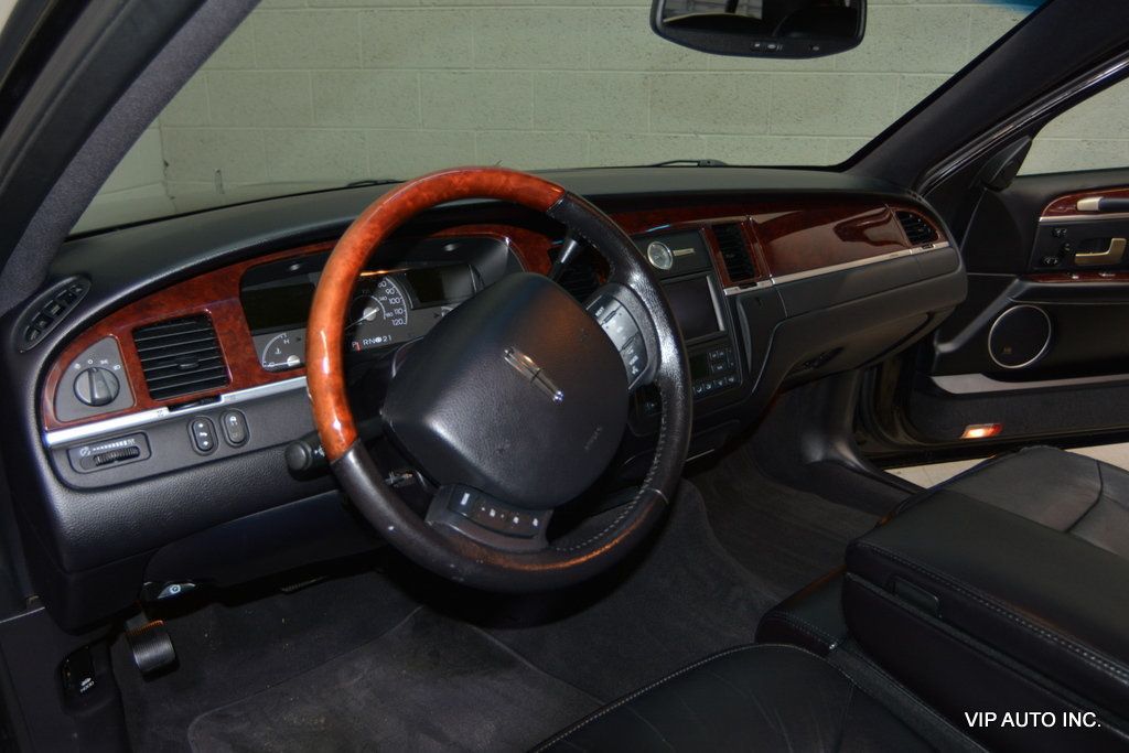 2005 Lincoln Town Car 4dr Sedan Signature Limited - 22954480 - 10