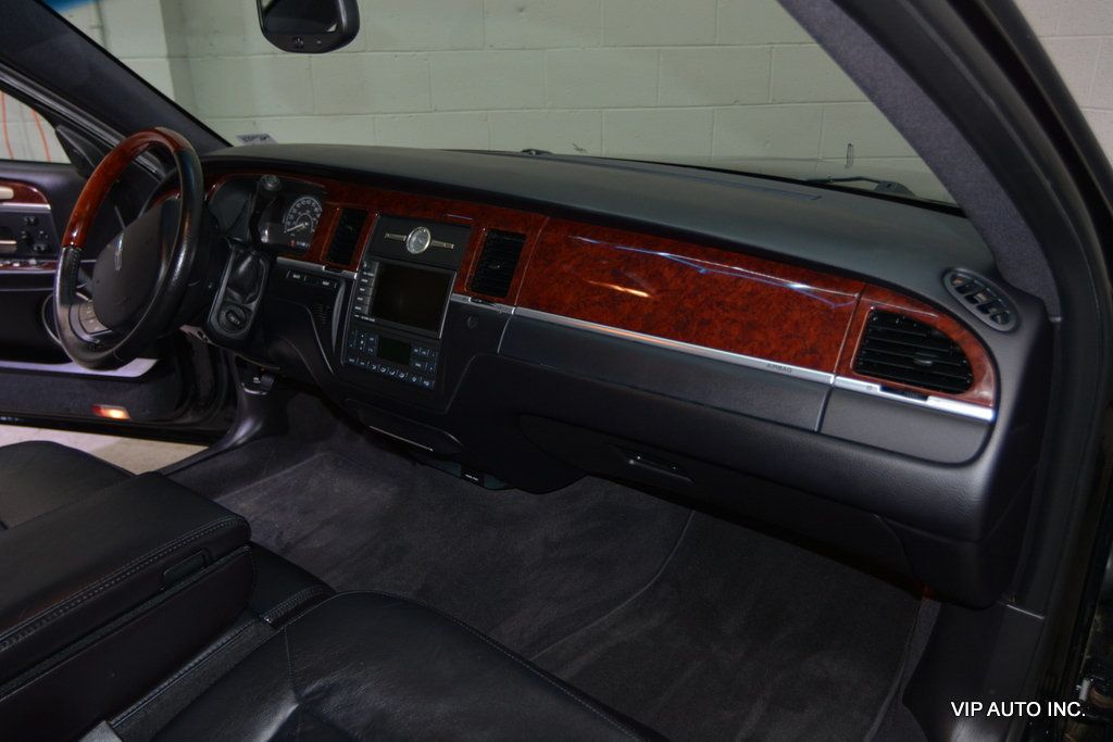 2005 Lincoln Town Car 4dr Sedan Signature Limited - 22954480 - 11