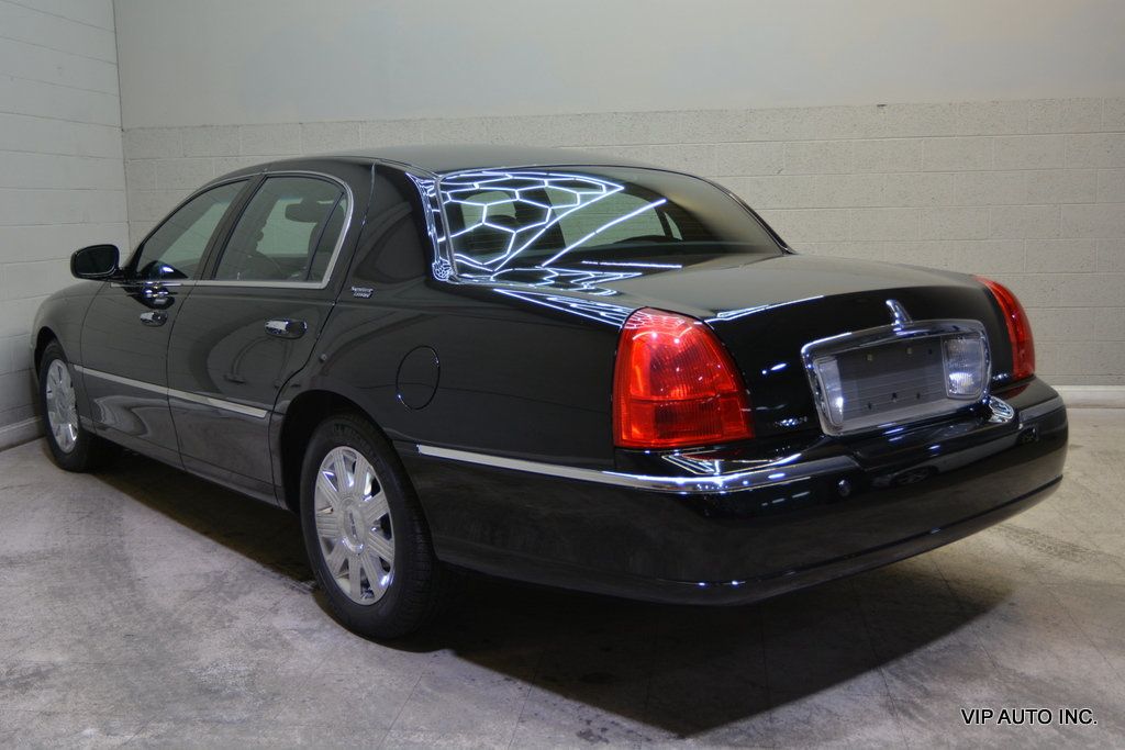 2005 Lincoln Town Car 4dr Sedan Signature Limited - 22954480 - 2