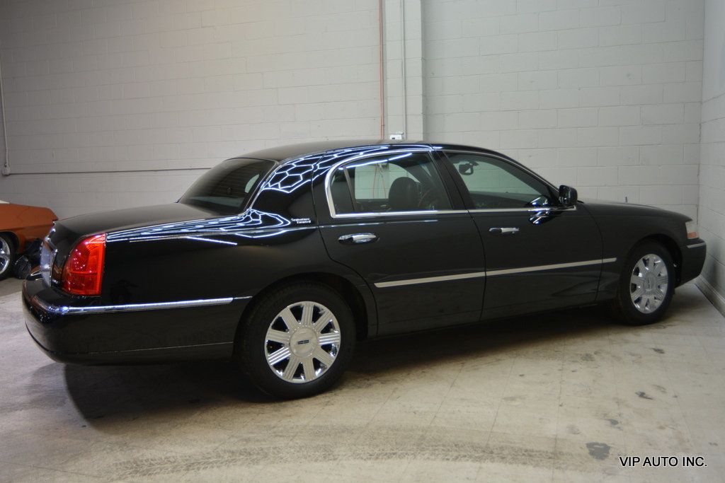 2005 Lincoln Town Car 4dr Sedan Signature Limited - 22954480 - 31