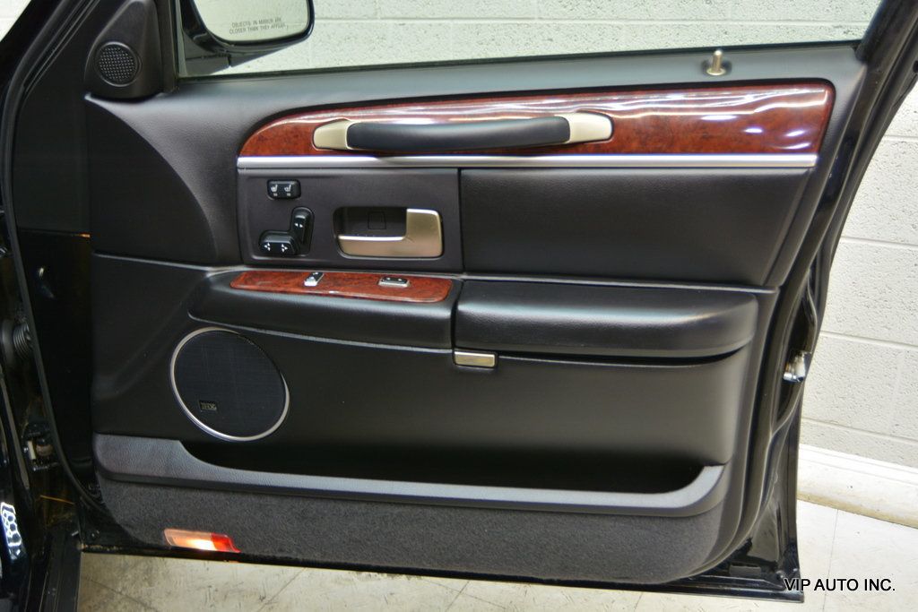 2005 Lincoln Town Car 4dr Sedan Signature Limited - 22954480 - 7