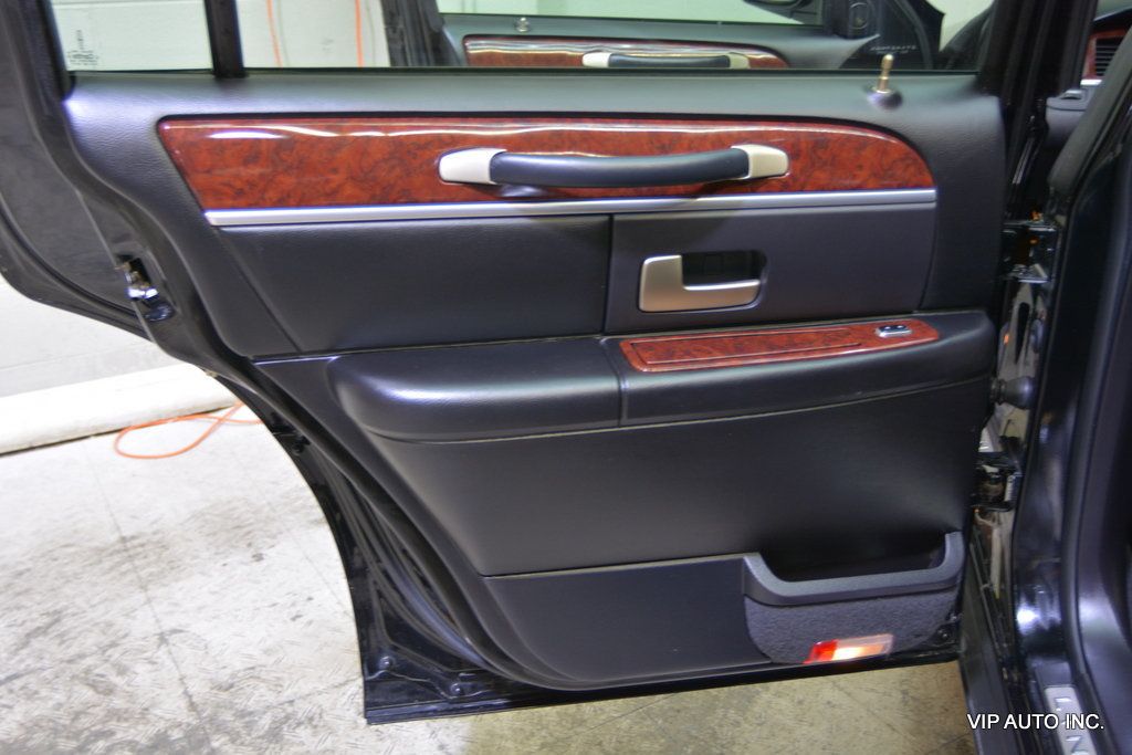 2005 Lincoln Town Car 4dr Sedan Signature Limited - 22954480 - 8