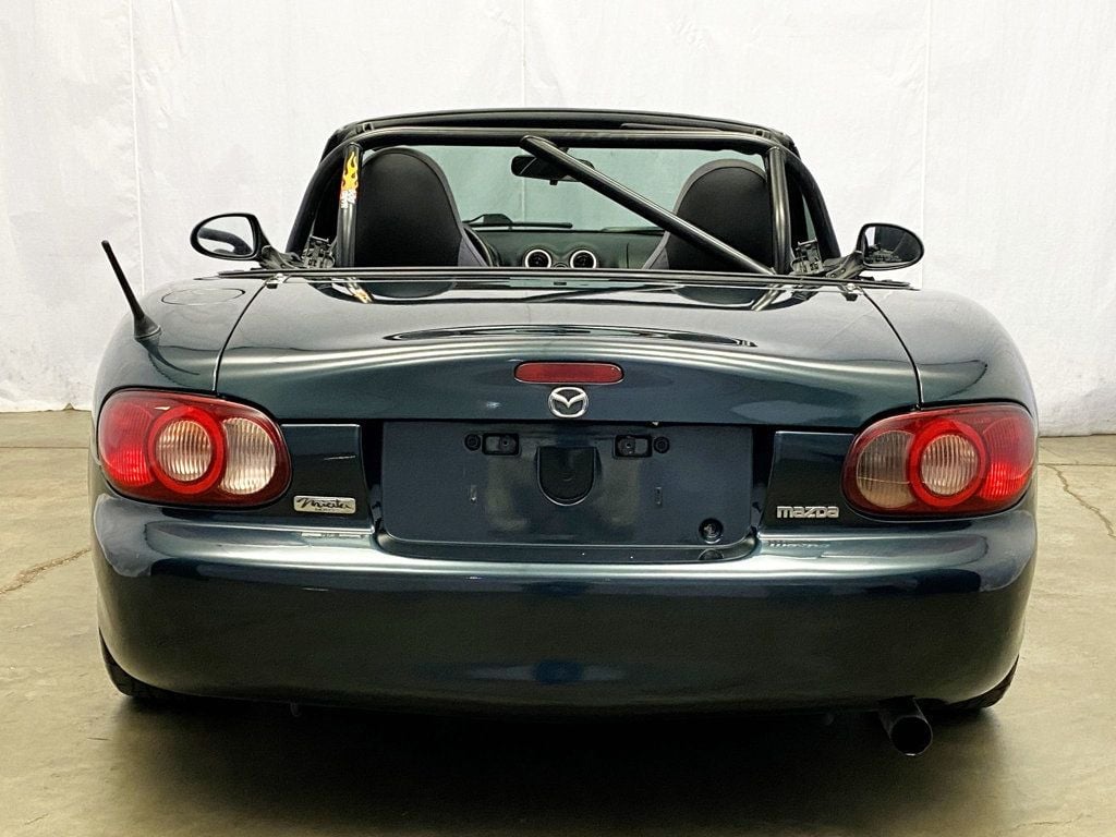 2005 Mazda MX-5 Miata 2dr Convertible Cloth 5-Speed Manual - 22897854 - 10