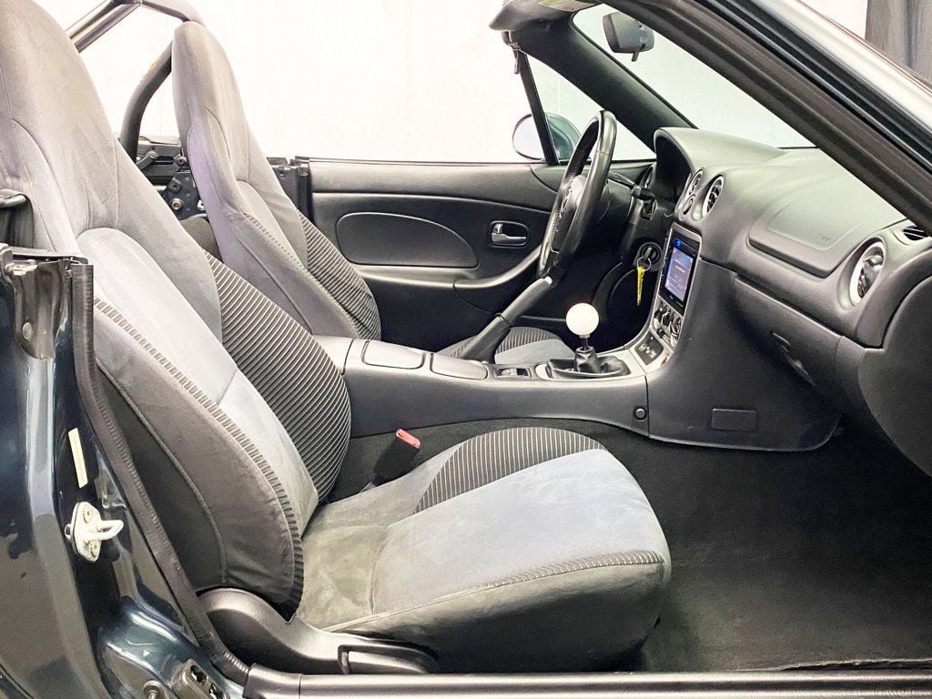 2005 Mazda MX-5 Miata 2dr Convertible Cloth 5-Speed Manual - 22897854 - 19