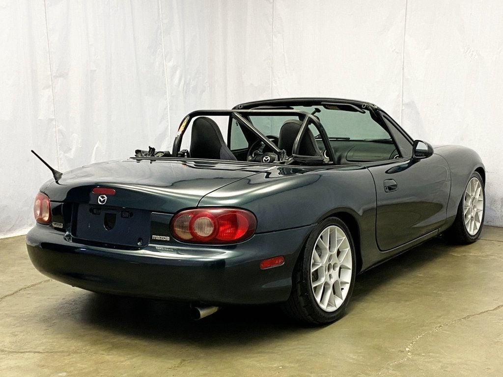 2005 Mazda MX-5 Miata 2dr Convertible Cloth 5-Speed Manual - 22897854 - 3