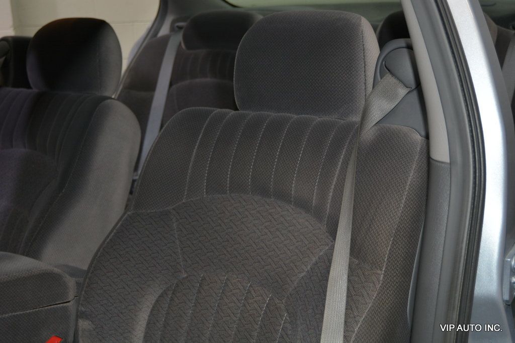 2005 Pontiac Bonneville 4dr Sedan SE - 22930979 - 12