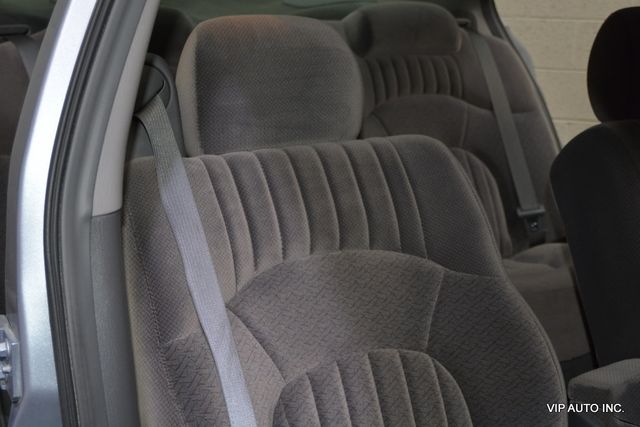 2005 Pontiac Bonneville 4dr Sedan SE - 22930979 - 13