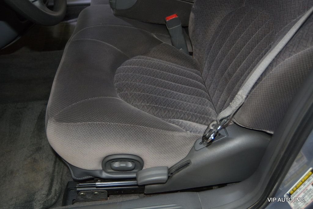 2005 Pontiac Bonneville 4dr Sedan SE - 22930979 - 16