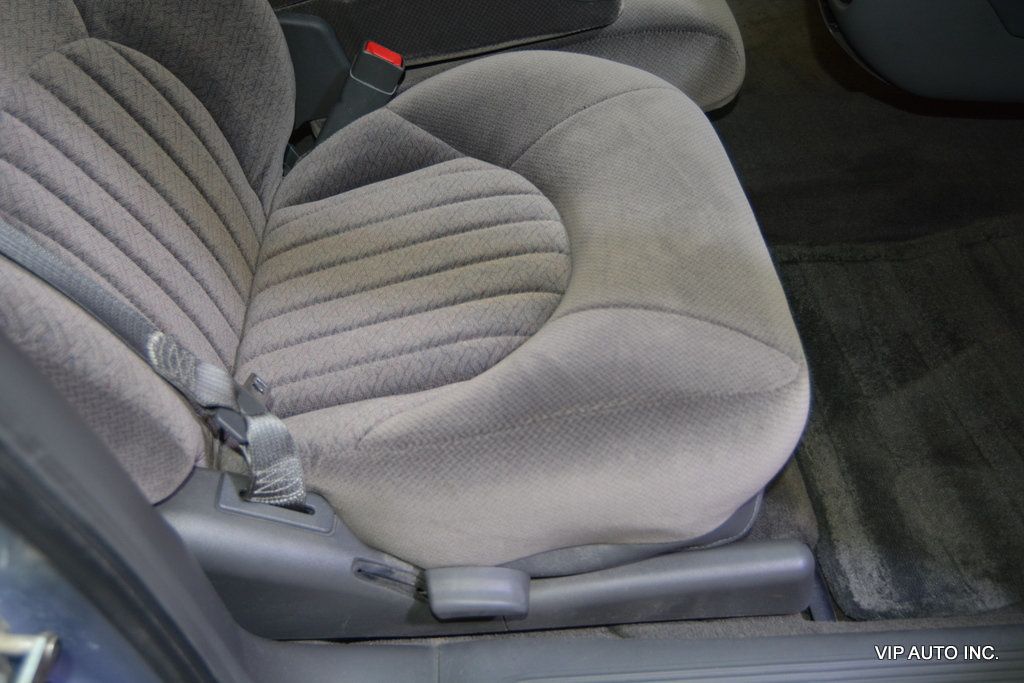 2005 Pontiac Bonneville 4dr Sedan SE - 22930979 - 17