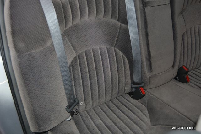 2005 Pontiac Bonneville 4dr Sedan SE - 22930979 - 23