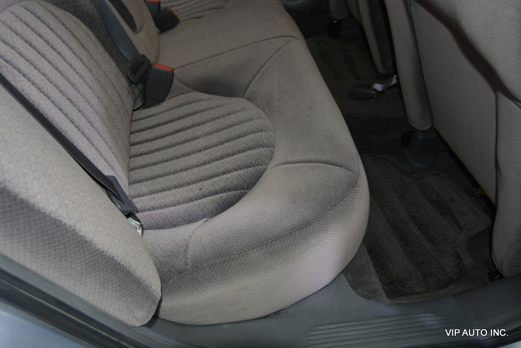 2005 Pontiac Bonneville 4dr Sedan SE - 22930979 - 25