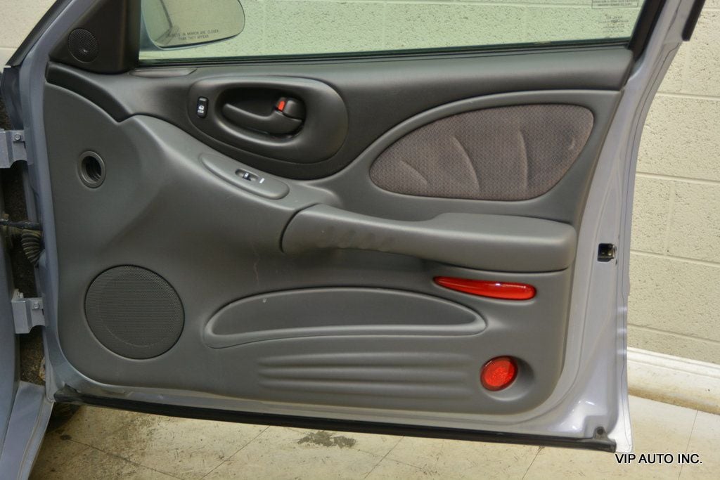 2005 Pontiac Bonneville 4dr Sedan SE - 22930979 - 7