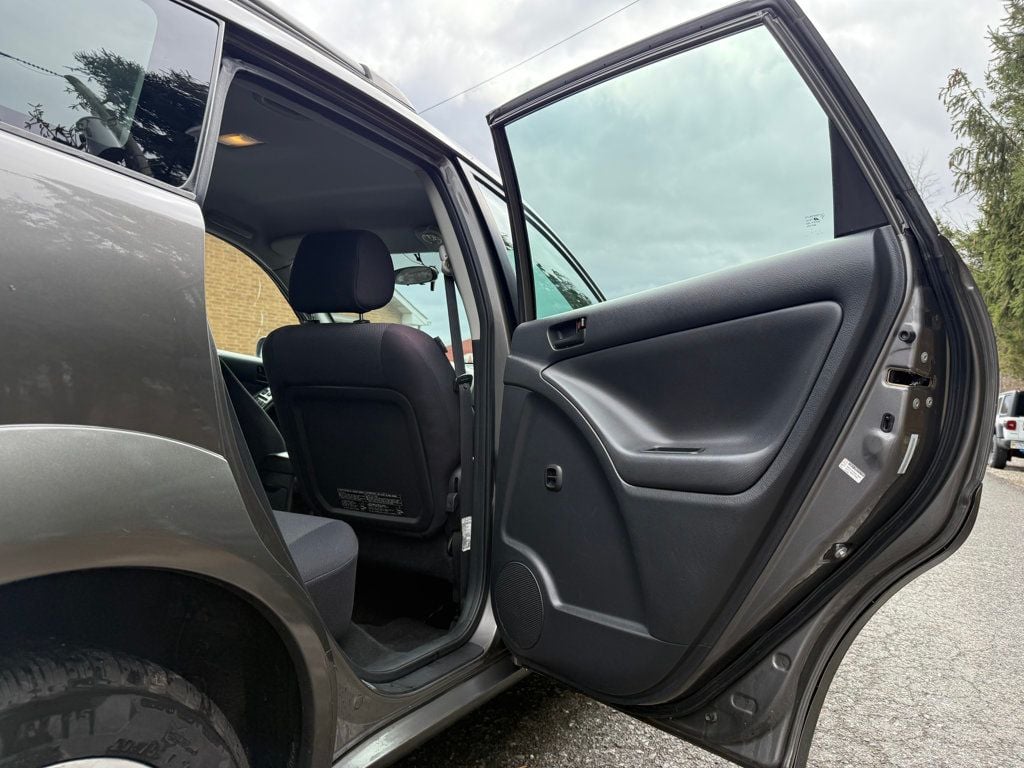 2005 Pontiac Vibe ALL WHEEL DRIVE COMPACT SUV - 23002325 - 18