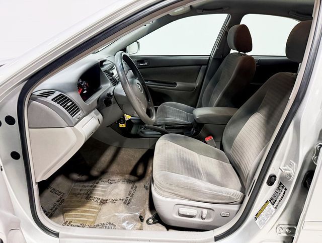 2005 Toyota Camry 4dr Sedan LE Automatic - 22935353 - 16