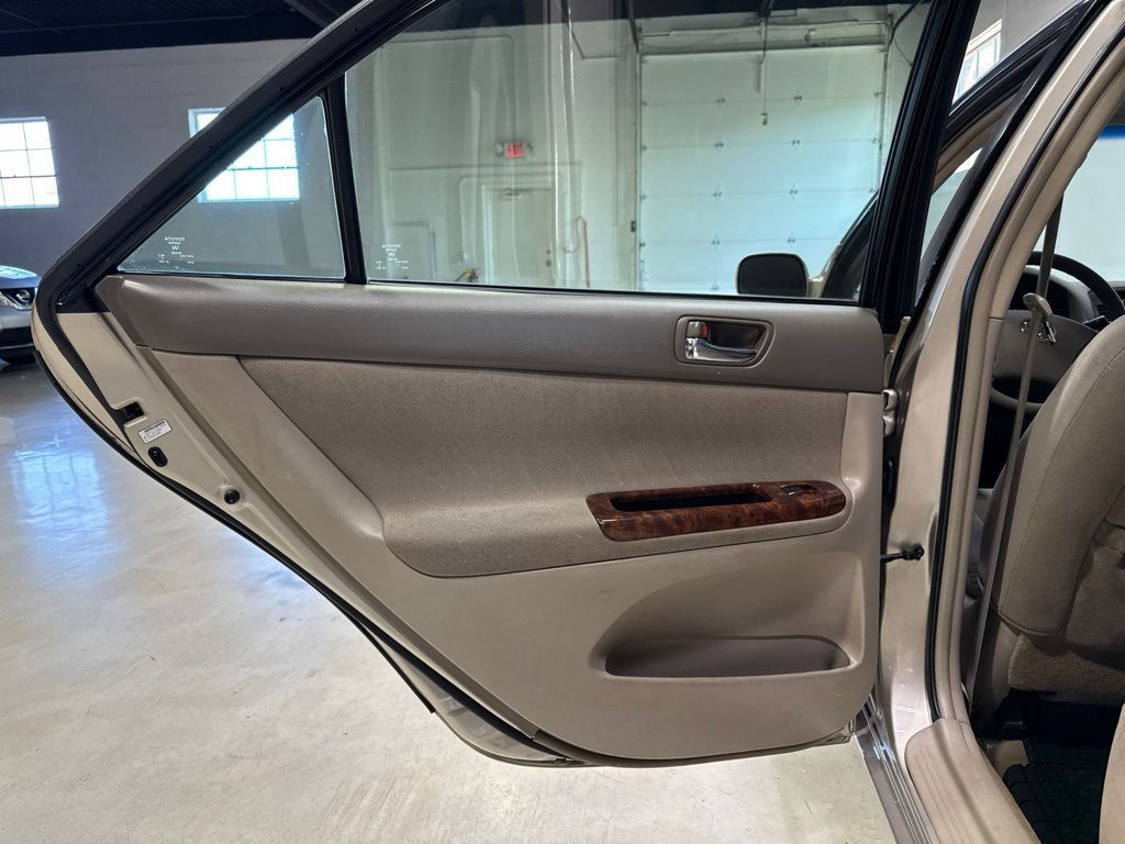 2005 Toyota Camry 4dr Sedan LE Automatic - 23052928 - 18