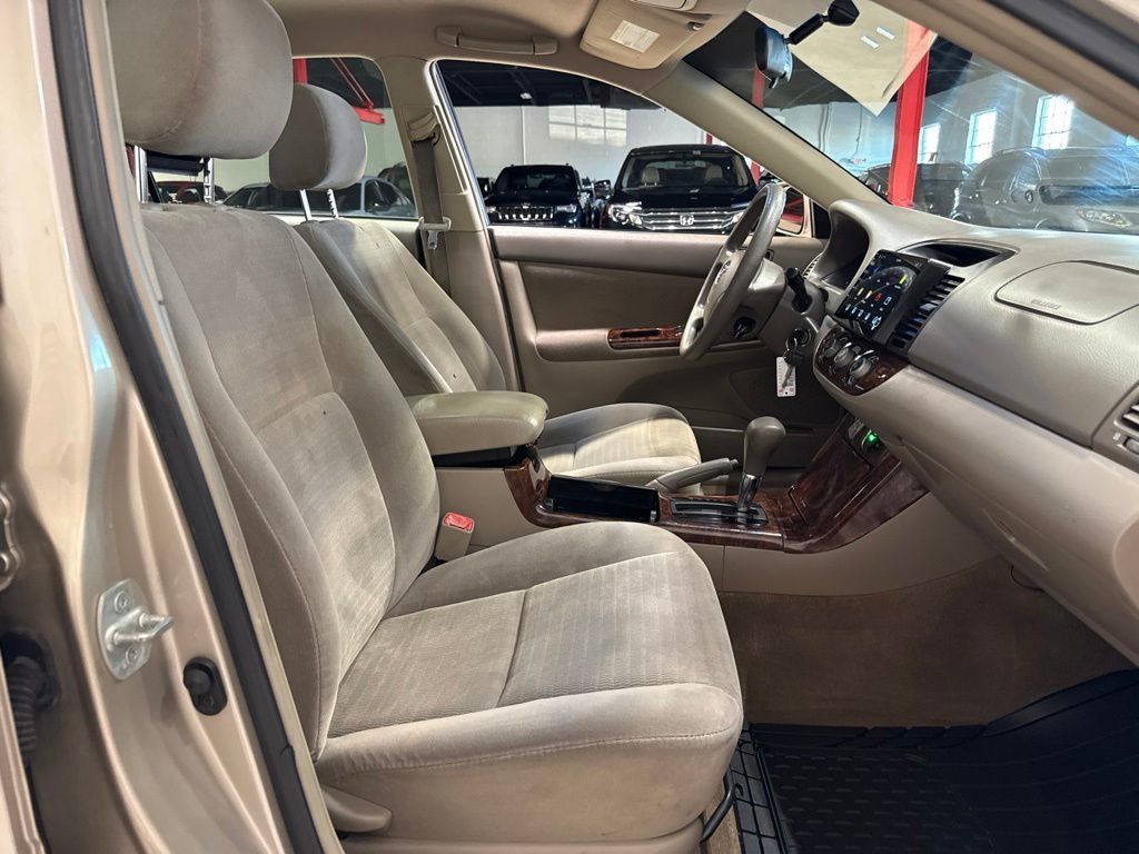 2005 Toyota Camry 4dr Sedan LE Automatic - 23052928 - 22