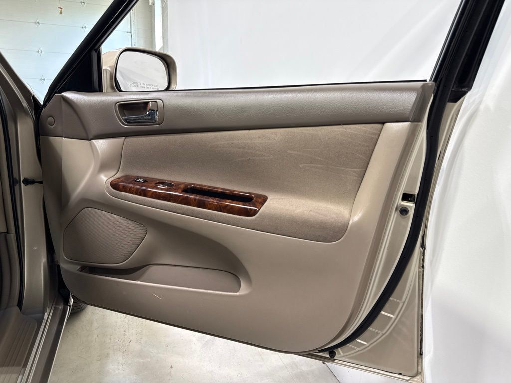 2005 Toyota Camry 4dr Sedan LE Automatic - 23052928 - 23