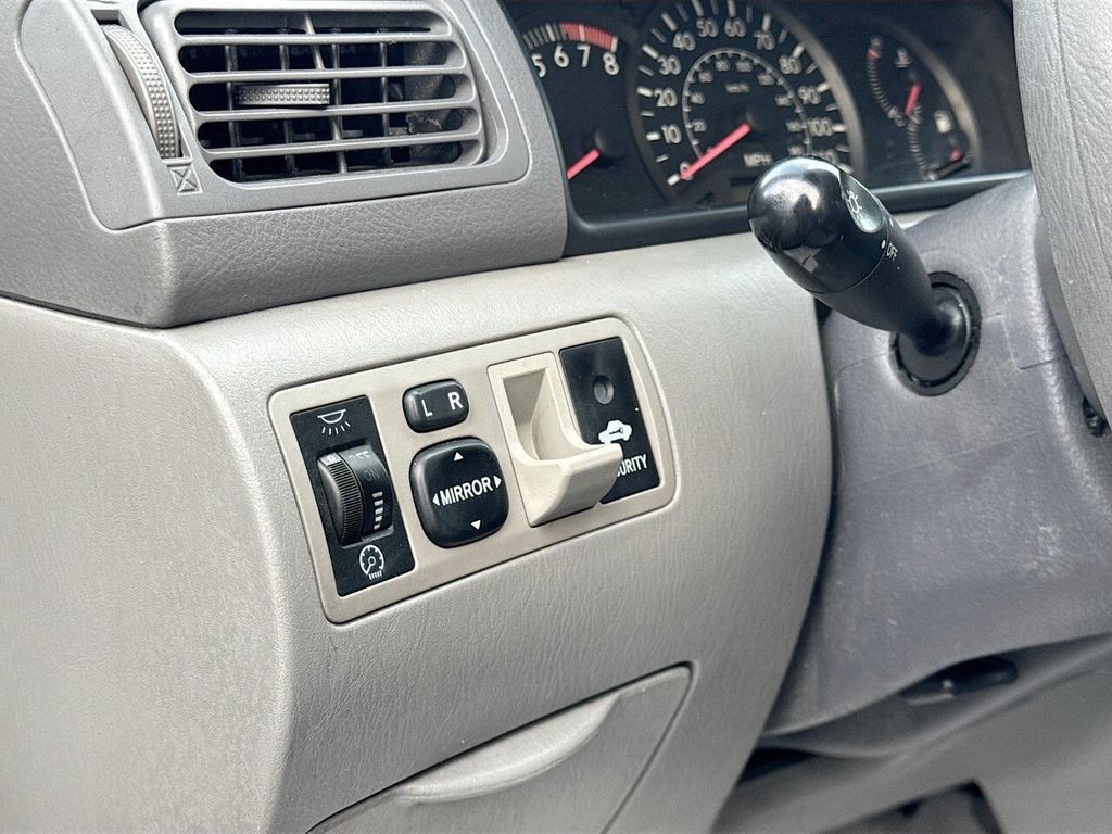 2005 Toyota Corolla 4dr Sedan CE Manual - 22963268 - 10