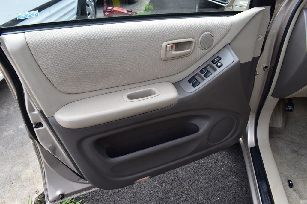 2005 Toyota Highlander 4dr V6 w/3rd Row - 22509784 - 35