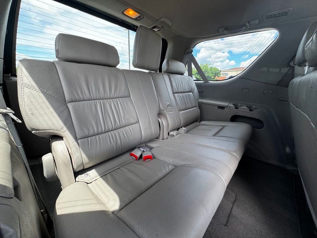 2005 Toyota Sequoia 4dr SR5 4WD - 23043799 - 17