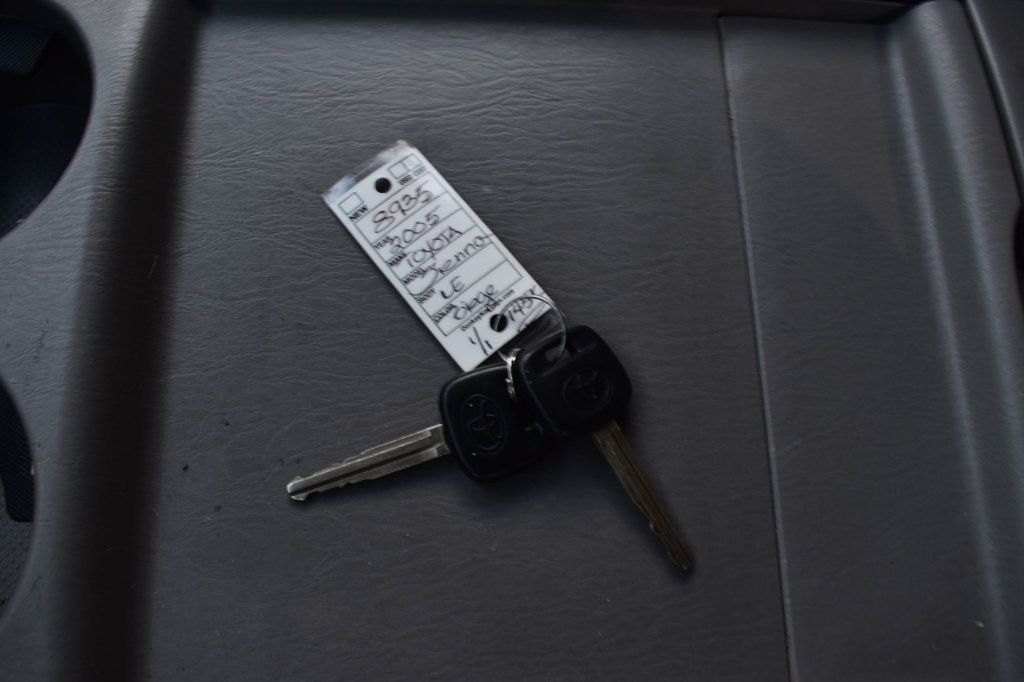 2005 Toyota Sienna LE photo 13