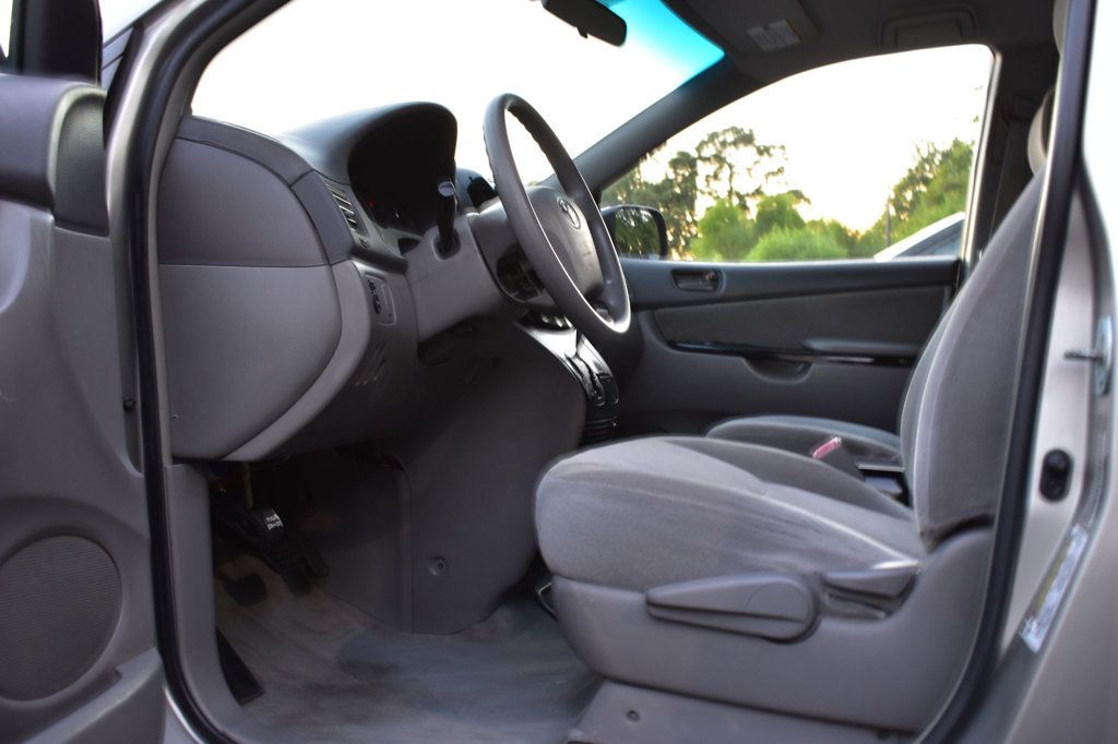2005 Toyota Sienna LE photo 16