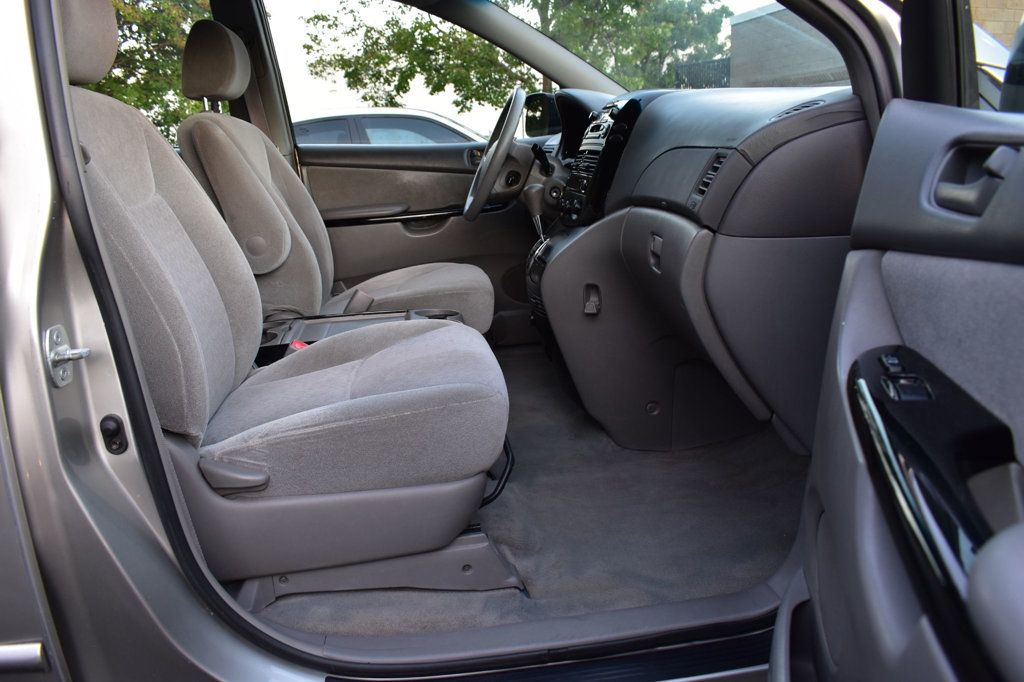 2005 Toyota Sienna LE photo 17
