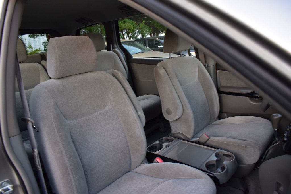 2005 Toyota Sienna LE photo 18
