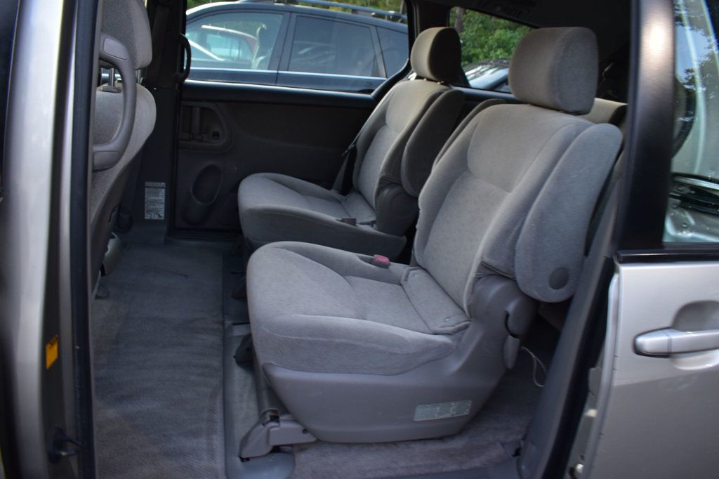 2005 Toyota Sienna LE photo 22
